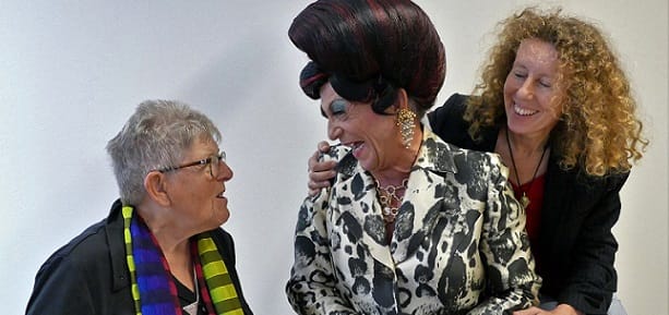 TOUR dAMOUR met Victoria False Magda Römgens en Eveline Eveline van de Putte STICKY Foto Haydi Cameron via Libertas Leiden